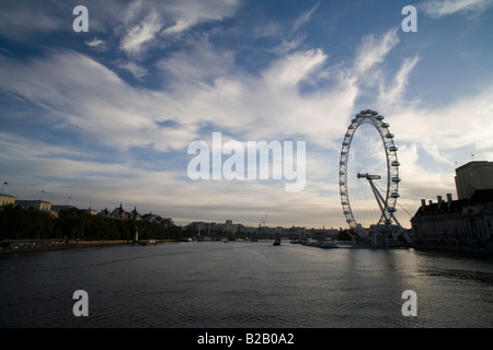 Tagesanbruch über das British Airways London Eye, eine der beliebtesten Touristenattraktionen in London und die Themse Stockfoto