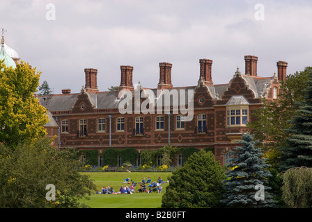 Klassenfahrt außerhalb Sandringham House, Sandringham Estate, Sandringham, Norfolk, England, Vereinigtes Königreich (Rückzug von HM The Queen) Stockfoto