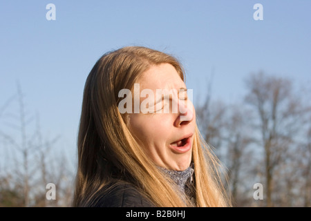 junge Frau Gähnen im freien Stockfoto