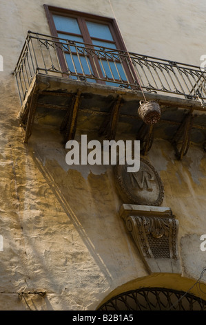 Balkon und Whicker Korb Stockfoto