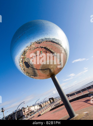 Sie schießen, nicht wahr? Weltweit größte Spiegelkugel, Teil der großen Promenade zeigen. Blackpool, Lancashire Stockfoto
