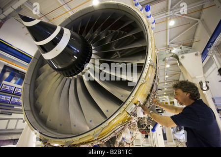 Ingenieur arbeitet an einem Triebwerk Rolls-Royce in der Produktionsfabrik Derbyshire Vereinigtes Königreich Stockfoto