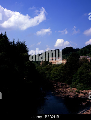 Der Fluss Clyde in New Lanark, Baumwollspinnereien oberhalb des Flusses, Lanarkshire, Schottland Stockfoto