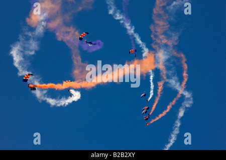 Königliche Luftwaffe Fallschirm anzeigen mit farbigen Rauch Trails Norfolk Vereinigtes Königreich Stockfoto