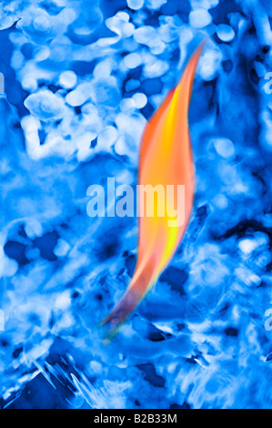 einzelne Feuer Flamme auf blauem Hintergrund künstlerische Stockfoto