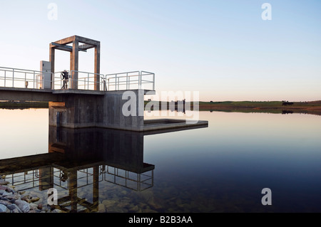 Aufnahme-Turm in einem kleinen Damm Alentejo Portugal Stockfoto