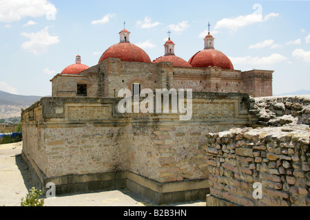 Kirche von San Pablo Villa de Mitla, Bundesstaat Oaxaca, Mexico. Auf der präkolumbianischen Mixteca Zapoteken Stadt gebaut. Stockfoto