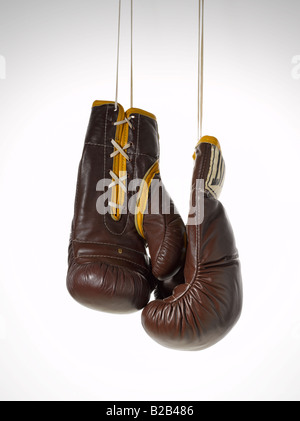 Paar braune Vintage braun Leder Everlast Boxhandschuhe hängen mit strings Stockfoto