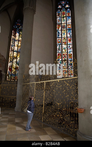 ein junge weibliche Frau Touristen bewundert die schönen Buntglasfenster im Augsburger Dom in der Nähe von München in Bayern in Deutschland Stockfoto