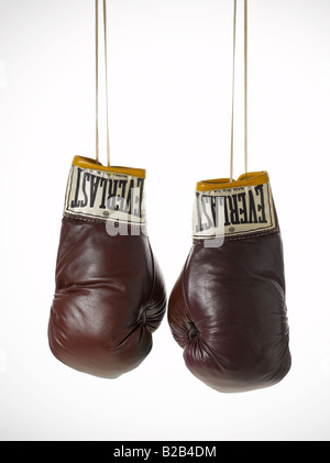 Paar braune Vintage braun Leder Everlast Boxhandschuhe hängen mit strings Stockfoto