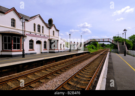 Llanfairpwllgwyngyllgogerychwyrndrobwlllantysiliogogogoch und Eisenbahn Spur der längste Ortsname in Europa auf Anglesey Stockfoto