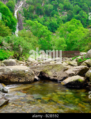 Afon Rhaeadr Fawr in der Nähe von Bangor in Nordwales fließt durch Coedydd Aber mit fällt Aber im Hintergrund Stockfoto