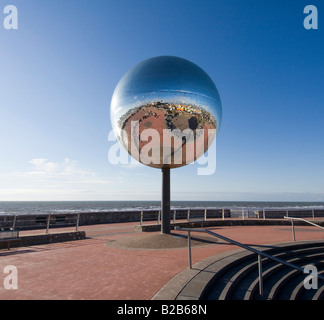 Sie schießen, nicht wahr? Weltweit größte Spiegelkugel, Teil der großen Promenade zeigen. Blackpool, Lancashire Stockfoto