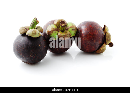 Drei frische Mangostanfrüchte auf weißem Hintergrund Stockfoto