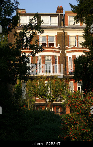Häuser mit Blick auf den Fluss in Richmond London England Stockfoto