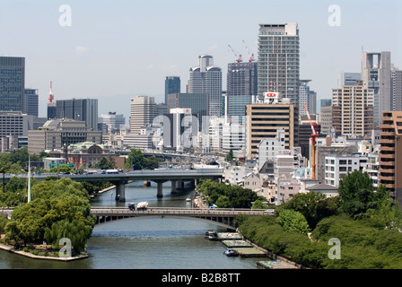 Luftaufnahme der Okawa Fluss und Nakanoshima Park mit Umeda Skyline im Hintergrund in Osaka Stadt Stockfoto