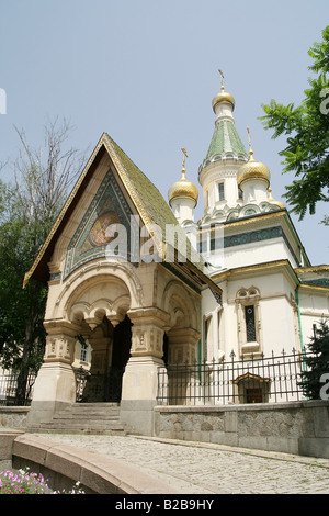 Ein Low-Winkel-Schuss der russischen Kirche (St. Nikolai) in Sofia, Bulgarien Stockfoto
