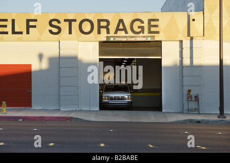 Weißen Ford Explorer im Eingang des Self-Storage-Gebäude Stockfoto