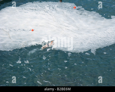 Ein Mann schwimmt auf dem verschmutzte Meer, Vernazza, Italien. Stockfoto