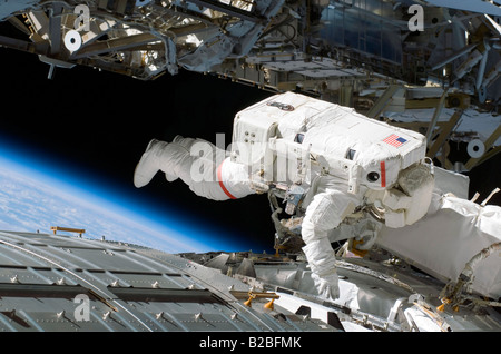 Astronauten beteiligt sich an Extravehicular Tätigkeit während der STS-124. Stockfoto