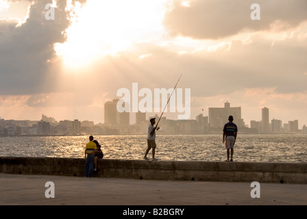 Meerblick vom El Malecon in der Bucht gegenüber Vedado Havanna Kuba Stockfoto