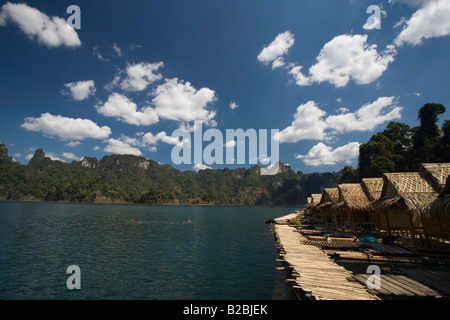 Touristische Hütten an den künstlichen See der Khao Sok National Park Süd Thailand Stockfoto