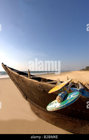 Angelboot/Fischerboot ruht auf den Sanden von Cavelossim Beach South Goa Indien Stockfoto