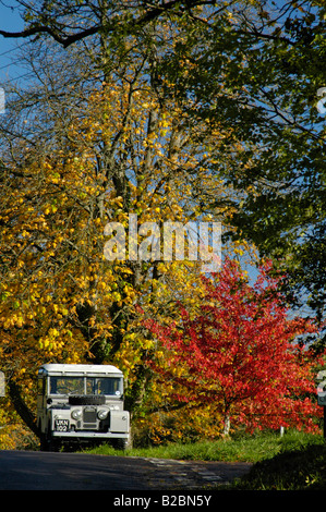 Grey 1950 Land Rover Serie 1 86 Zoll Kombi auf Landstraße in Südengland. Stockfoto