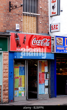Kleiner Kiosk-Shop mit Coca Cola zu signieren, Coventry Stadtzentrum, West Midlands, England, UK Stockfoto