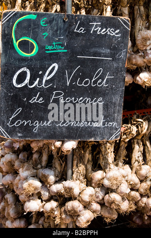 Die Anzeige der provenzalischen violette Knoblauch, Cours Saleya Markt, Altstadt von Nizza, Südfrankreich Stockfoto