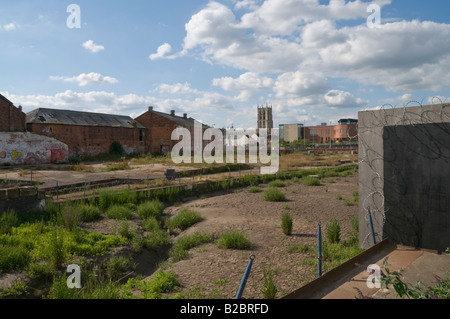 Die alte Stadt Hull mit Holy Trinity Church gesehen über ein Schlamm gefüllten ehemaligen Trockendock neben River Hull, Yorkshire Stockfoto