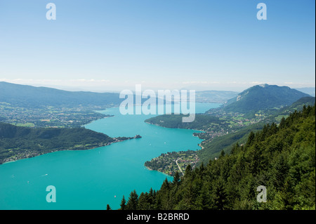 Türkisfarbenen Wasser des Lac d ' Annecy aus der Col De La Forclaz in haute Savoie, Alpen Frankreich Stockfoto