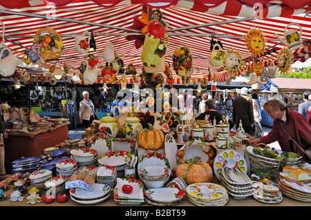 Bunte Tisch tragen, Auer Dult, traditioneller Markt in München, Bayern, Deutschland, Europa Stockfoto