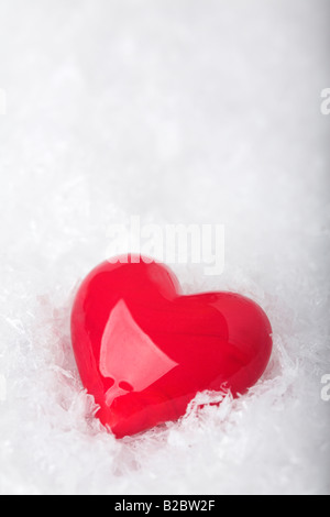 Rote Glas Heart auf Kunstschnee Stockfoto