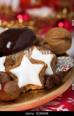 Zimtsterne und Weihnachtsgebäck Stockfoto