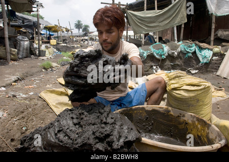 Viele Slumbewohner Leben von recycling von Industrieabfällen. Tagelöhner waschen industriellen Schlacke auf der Suche nach restlichen Metall. Diese ma Stockfoto