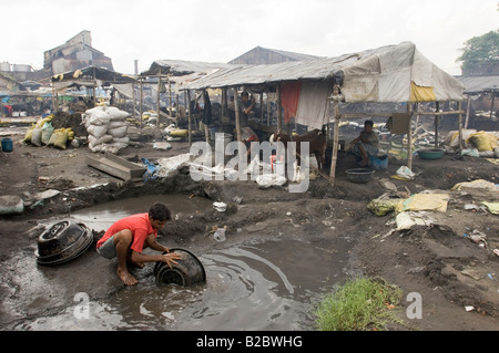 Viele Slumbewohner Leben von recycling von Industrieabfällen. In diesem Fall sind Tagelöhner industrielle Schlacke auf der Suche nach wieder waschen. Stockfoto