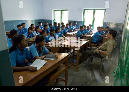 Eine typische indische Schulklasse. Diejenigen, die es zu besuchen sind glücklich. Schulpflicht in Indien existiert nur auf dem Papier und noch viele Stockfoto