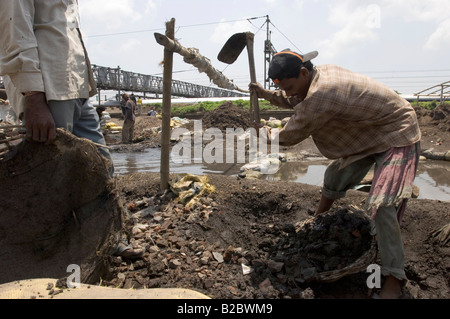 Viele Slumbewohner Leben von recycling von alten Industrie. Zwei Tage sind Arbeiter graben ein Loch, in welches metallhaltigen indust Stockfoto