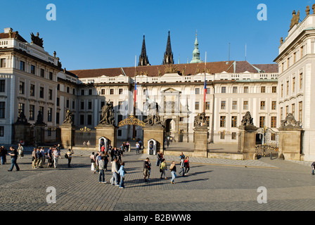 Cour d ' Honneur oder Ehrenhof, Eingang zur Prager Burg, Hradschin, UNESCO World Heritage Site, Tschechische Republik, Europa Stockfoto