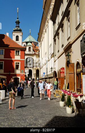 Gasse mit Touristen im historischen Zentrum von Prag, UNESCO World Heritage Site, Tschechische Republik, Europa Stockfoto