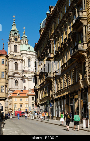 Gasse mit Touristen in Mala Strana, Kleinseite, UNESCO-Weltkulturerbe, Prag, Tschechische Republik, Europa Stockfoto