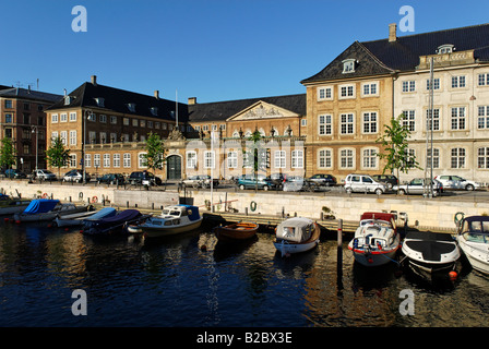 Boote in den Frederiksholm-Kanal mit dem Nationalmuseum in Kopenhagen, Dänemark, Skandinavien, Europa Stockfoto