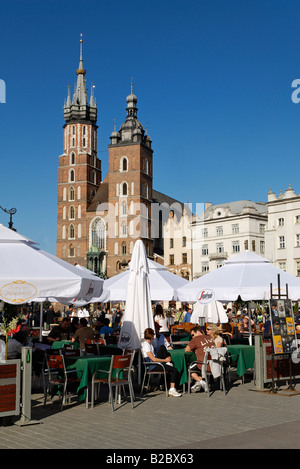 Straßencafé und Str. Marys Kirche am Krakauer Marktplatz Rynek, UNESCO-Weltkulturerbe, Polen, Europa Stockfoto