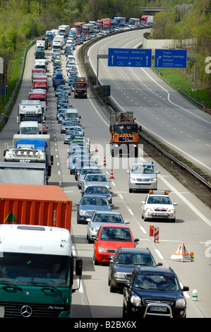 Stau auf der gegenüberliegenden Fahrbahn nach einem großen LKW-Unfall auf der Autobahn A8 in Richtung der Stadt Karlsr Stockfoto