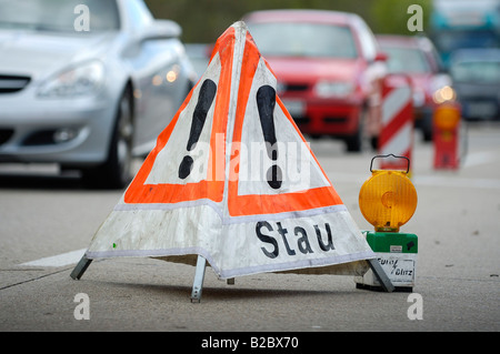 Stau Warnung auf der gegenüberliegenden Fahrbahn nach einer großen LKW-Unfall auf der Autobahn A8 in Richtung der Stadt-OL Stockfoto