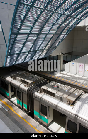 Türen öffnen sich auf einen Kaohsiung Mass Rapid Transit (KMRT) Zug unter öffentlichen Welle Kunst Welt Spiele Station R17 Kaohsiung Taiwan Stockfoto