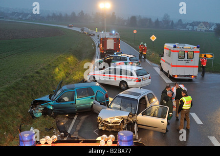 Schweren Verkehrsunfall auf der L 1152 Straße zwischen Rosswaelden und Ebersbach, Übersicht der Unfallstelle beleuchtet durch das Feuer Stockfoto