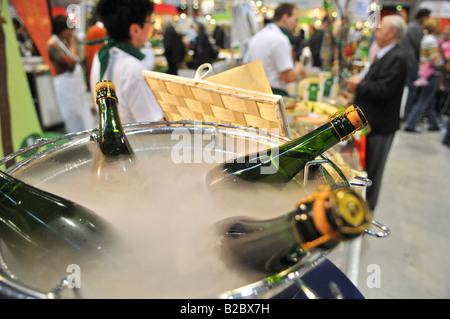 Apfel-Wein-Flaschen in einem Fass gefüllt mit Wasser und Trockeneis, Slow Food Messe, Stuttgart Messe, Messegelände Stockfoto