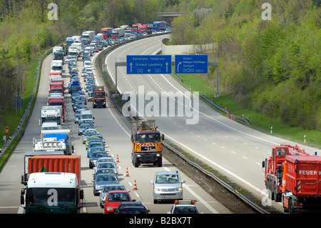 Stau auf der gegenüberliegenden Fahrbahn nach einem großen LKW-Unfall auf der Autobahn A8 in Richtung der Stadt Karlsr Stockfoto